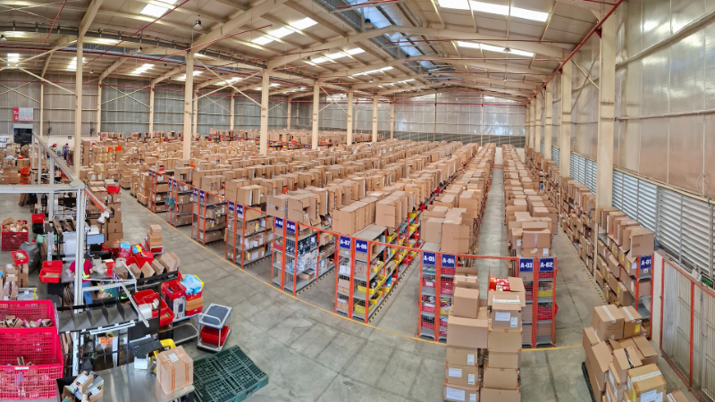 Công việc xử lý đơn hàng giúp hoạt động fulfillment diễn ra trôi chảy