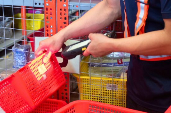 Vì sao doanh nghiệp DTC (Direct to Consumer) lựa chọn eFulfillment? lay-hang-chinh-xac-nho-quet-qr-code-tai-don-vi-efulfillment