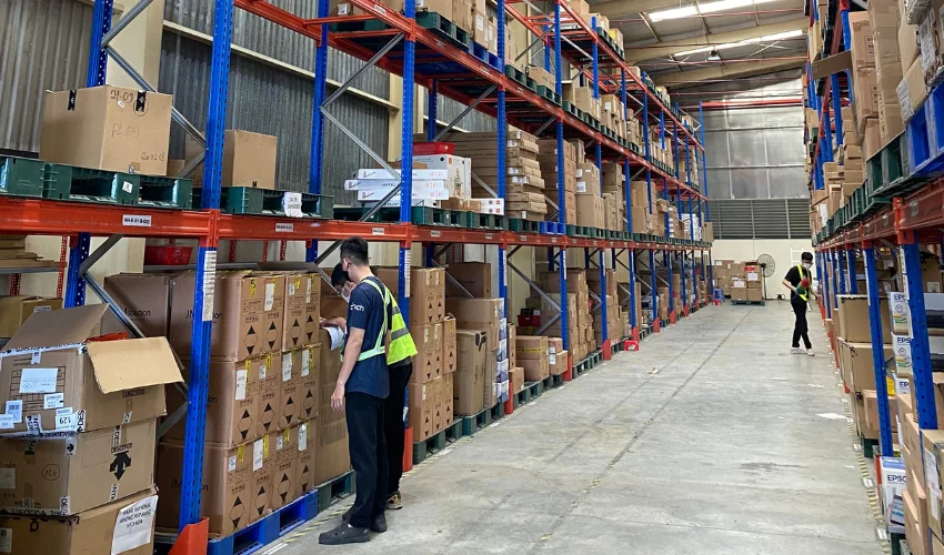 Đội ngũ nhân sự N&H Logistics luôn kiểm kê hàng hoá theo định kỳ, đúng quy cách