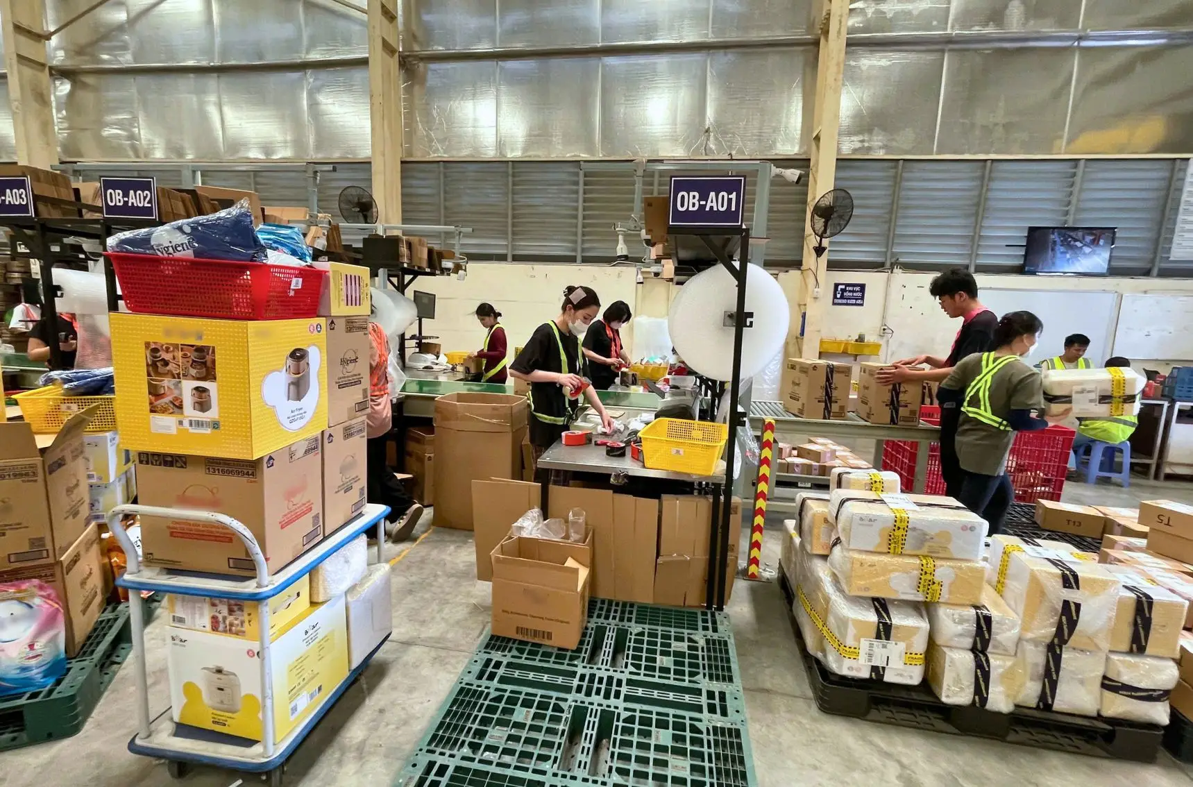Đội ngũ đóng gói đơn hàng nhanh, chỉn chu 