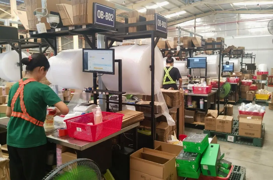 Kiểm tra kỹ sản phẩm trước khi đóng gói đơn hàng